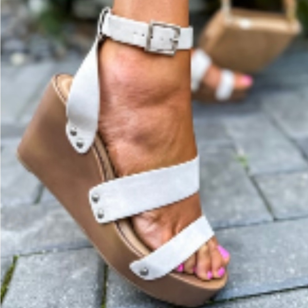 The Tammy Wedge NEW IN BOX  Size 6  Color -Stone